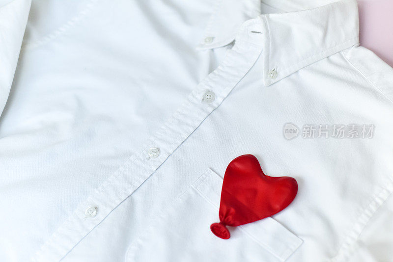 白色衬衫上的单颗红心气球-爱/时尚/可持续理念